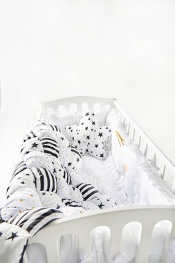 Yıldız şekilli yastık ve patchwork yorgan battaniye ile yıldızlar ve siyah çizgiler ile rahat Bebek karyolası