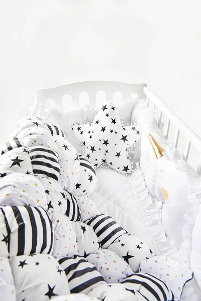 Hangulatos gyerekágy, csillag alakú párna és patchwork takaró vigasztaló csillagok és fekete csíkok — Stock Fotó