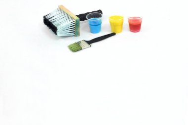 Büyük ve küçük Boya fırçaları ve mavi, sarı ve kırmızı lekeler