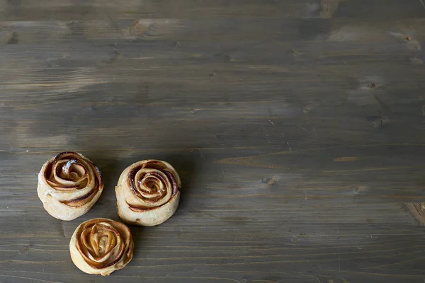 Tres Piezas Deliciosa Dulce Pastelería Forma Rosa Con Relleno Manzana — Foto de Stock