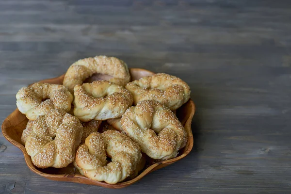 Delicioso Dulce Pastelería Mimbre Trenzado Con Semillas Sésamo Placa Forma — Foto de Stock