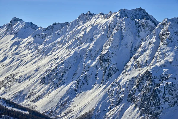 高山スキー場での晴れた冬の日 — ストック写真