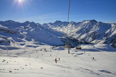 Kış resort ve kayak pistlerine arka planda dağlar arasında
