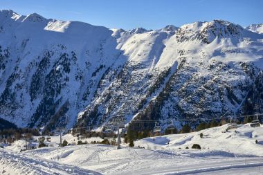 Kış resort ve kayak pistlerine arka planda dağlar arasında