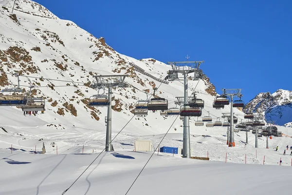 Winter Resort Ski Pistes Tussen Bergen Achtergrond — Stockfoto