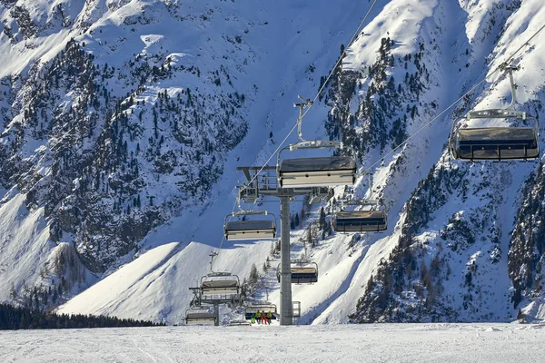 Wintersportort Und Skipisten Zwischen Bergen Hintergrund — Stockfoto