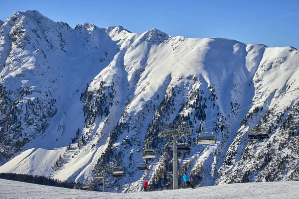 背景の山の間の冬のリゾートとスキー場 — ストック写真