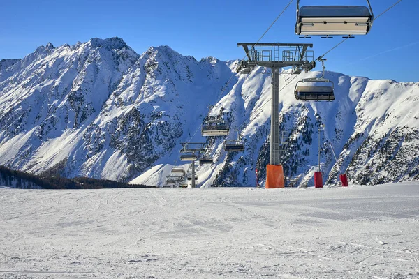 Winter Resort Ski Pistes Tussen Bergen Achtergrond — Stockfoto