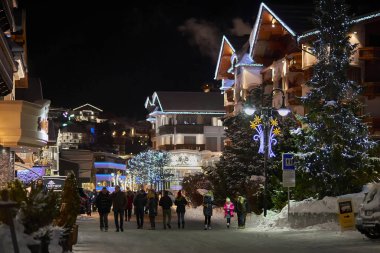Ischgl, Avusturya - 28 Aralık 2017: Ischgl panoramik manzarasını gece