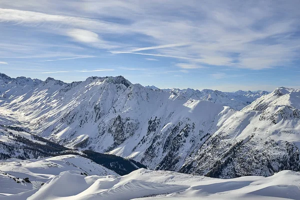 Silvretta アルプス 月晴れた山の斜面と青空 オーストリア 雪の冬景色に覆われています — ストック写真