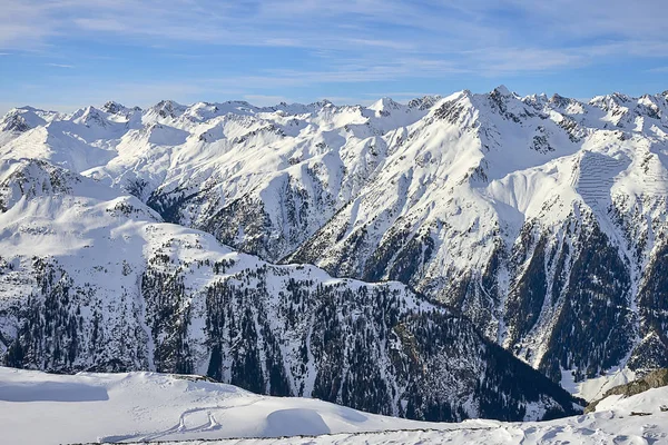 イシュグル山のパノラマ 晴れた冬の日のアルペン スキー リゾート — ストック写真
