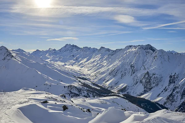 高山スキー場での晴れた冬の日 — ストック写真