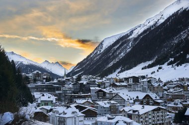 Ischgl, Avusturya - 01 Ocak 2018: Sunset dağlarda. Ischgl Tyrol Alpleri'nde Kayak Kış akşamları başvurmak