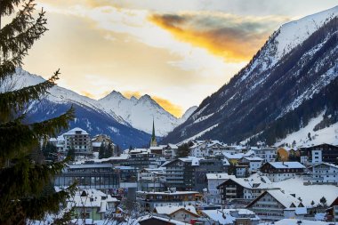 Ischgl, Avusturya - 01 Ocak 2018: Sunset dağlarda. Ischgl Tyrol Alpleri'nde Kayak Kış akşamları başvurmak