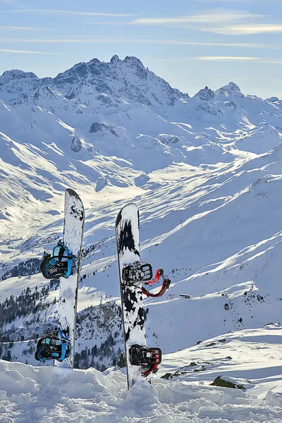 Två Snowboard Stående Upprätt Snö Mellan Bergen Bakgrunden — Stockfoto