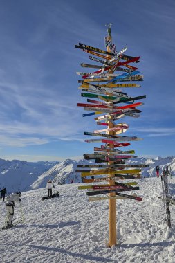 Ischgl, Avusturya - 31 Aralık 2017: Yazı ile Avusturya Alpleri'nde, Ischgl Kayak pistleri için yön