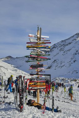 Ischgl, Avusturya - 31 Aralık 2017: Yön işareti Ischgl Avusturya Alpleri'nde Kayak Merkezi