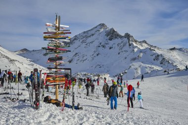 Ischgl, Avusturya - 31 Aralık 2017: Yön işareti Ischgl Avusturya Alpleri'nde Kayak Merkezi