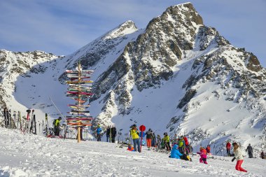 Ischgl, Avusturya - 31 Aralık 2017: Avusturya Alpleri'nde, Ischgl Alp Kayak alanlarda tabelasını Kayak tesisi