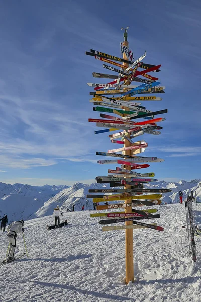 Ischgl, Avusturya - 31 Aralık 2017: Yazı ile Avusturya Alpleri'nde, Ischgl Kayak pistleri için yön