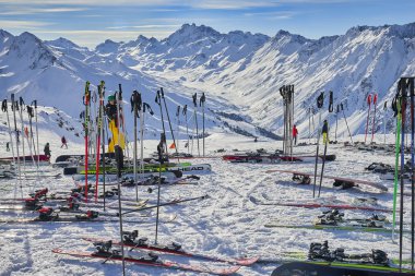 Ischgl, Avusturya - 31 Aralık 2017: kar üzerinde yerleştirilen Kayak Ekipmanları