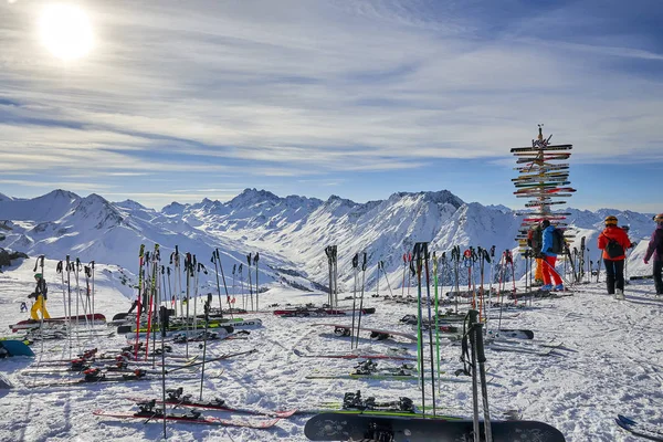 雪の中で敷設イシュグル オーストリア 2017 スキー用具 — ストック写真