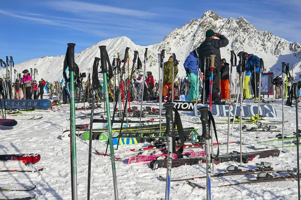 Ischgl, Avusturya - 31 Aralık 2017: döşeme karda Kayak Ekipmanları