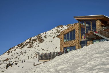 Ischgl, Avusturya - 25 Aralık 2017: Kayak Bakırlı ve dağ Restoran