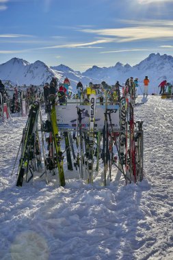 Ischgl, Avusturya - 31 Aralık 2017: kar üzerinde yerleştirilen Kayak Ekipmanları
