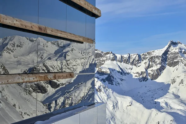 雪山自然と並置の近代建築 — ストック写真