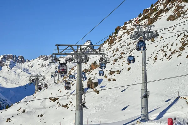 イシュグル オーストリア 2017 高輸送能力とモノラル ケーブル着脱可能なゴンドラの つのリンクは 月の晴れた日のチロル アルプスの丘の上にスキーヤーをリフトします — ストック写真