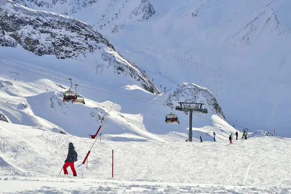 Ischgl Oostenrijk December 2017 Winter Resort Ski Pistes Tussen Bergen — Stockfoto