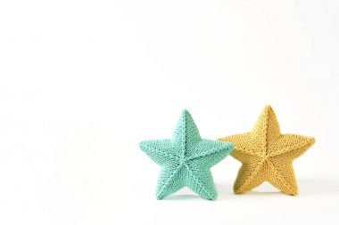 Beyaz arka planda - iki adet - desen kadar sahte yastıklar sarı ve mavi-yeşil örme beş köşeli yıldız şeklinde