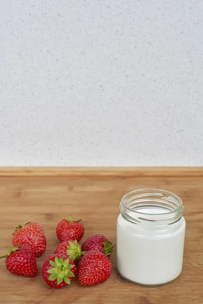 Botol Kaca Dengan Yogurt Dan Tujuh Stroberi Dengan Latar Belakang — Stok Foto