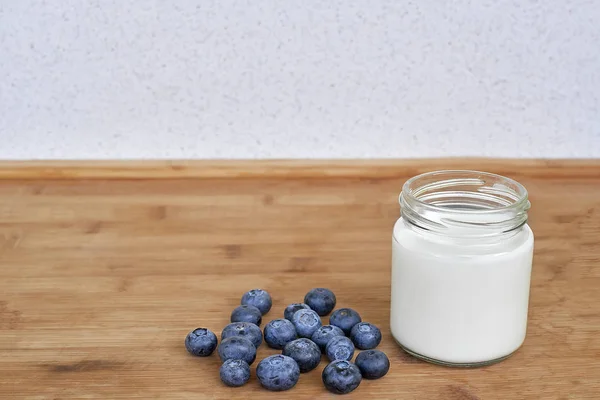 Jogurt Sklenice Borůvky Dřevěné Pozadí — Stock fotografie