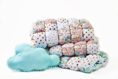 Patchwork Yorgan ve beyaz zemin üzerine mavi yastık şeklinde bulut