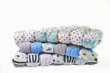 patchwork ve moda kavramı - güzel renkli yorgan, yatak örtüleri Muhafazası, beyaz zemin üzerine dikişli ürünlerin satışı için yükseklik içinde birkaç satır içinde yığılmış yığını