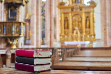 İncil'de bir bankta ahşap kilise, seçici odak