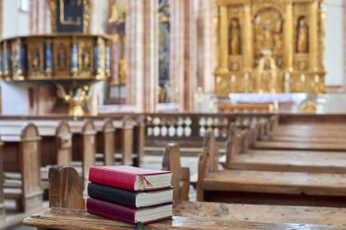 İncil'de bir bankta ahşap kilise, seçici odak
