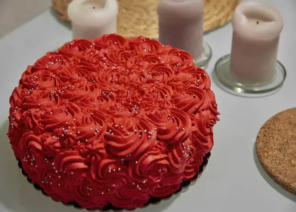 Pastel Crema Batida Rojo Anaranjado Decorado Con Perlas Comestibles Plateadas — Foto de Stock