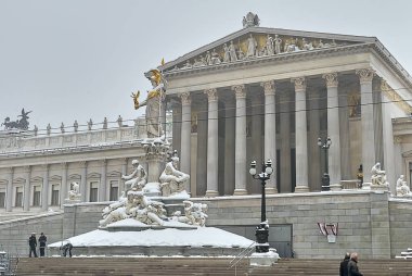 Vienna, Avusturya - 20 Ocak, 2013: Avusturya Parlamento Binası kar yağışı sonra. Tüm heykeller taze beyaz kar tarafından karşılanmaktadır. Muhafızlar Emanet giriş ziyaretçiler için hazırlamak.