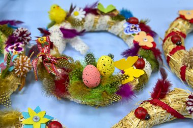 Paskalya çelenk ile yumurta, tavuk ve Paskalya süsleri bebek
