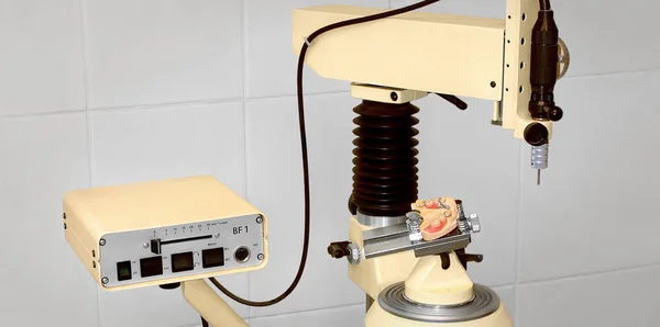 Dental milling machine with prosthesis