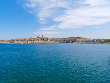 Denizin güzel manzarası ve Valletta şehri. Malta.