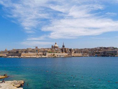 Denizin güzel manzarası ve Valletta şehri. Malta.