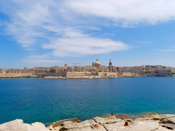 Vacker utsikt över havet och staden Valletta. Förenade kungariket. — Stockfoto