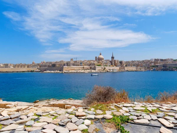 Красивая панорама моря и города Валлетта. Мальта . — стоковое фото