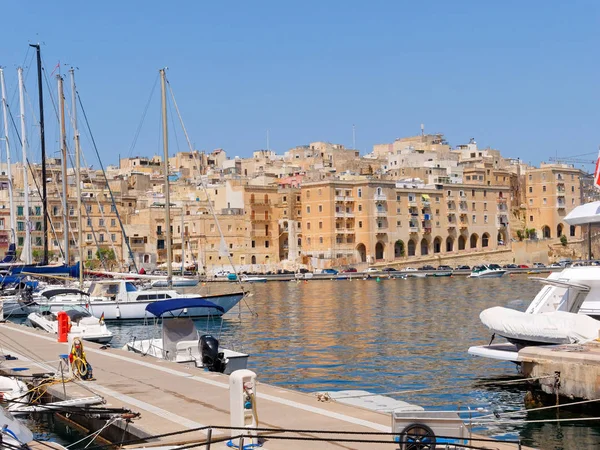 Вид на прекрасну яхту Vittoriosa marina. На задньому плані - місто Ісла. Мальта — стокове фото