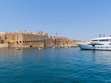 Güzel liman ve eski Isla kasabası. Malta