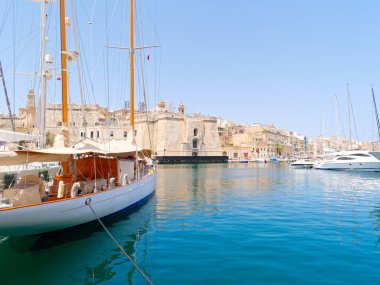 Isla 'daki güzel eski kasaba. Onun yanında muhteşem bir liman var. Malta